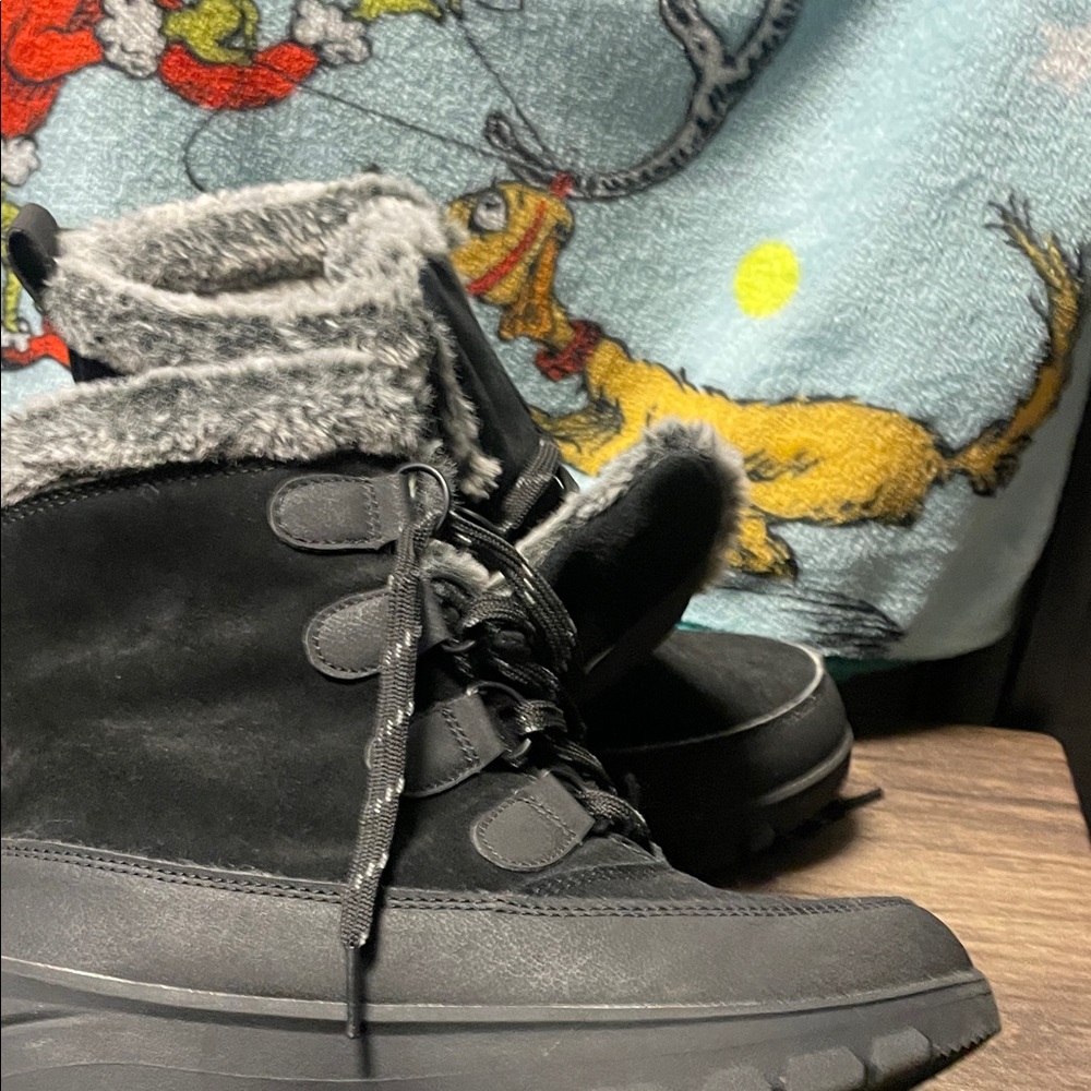 Women winter boots/size 6
